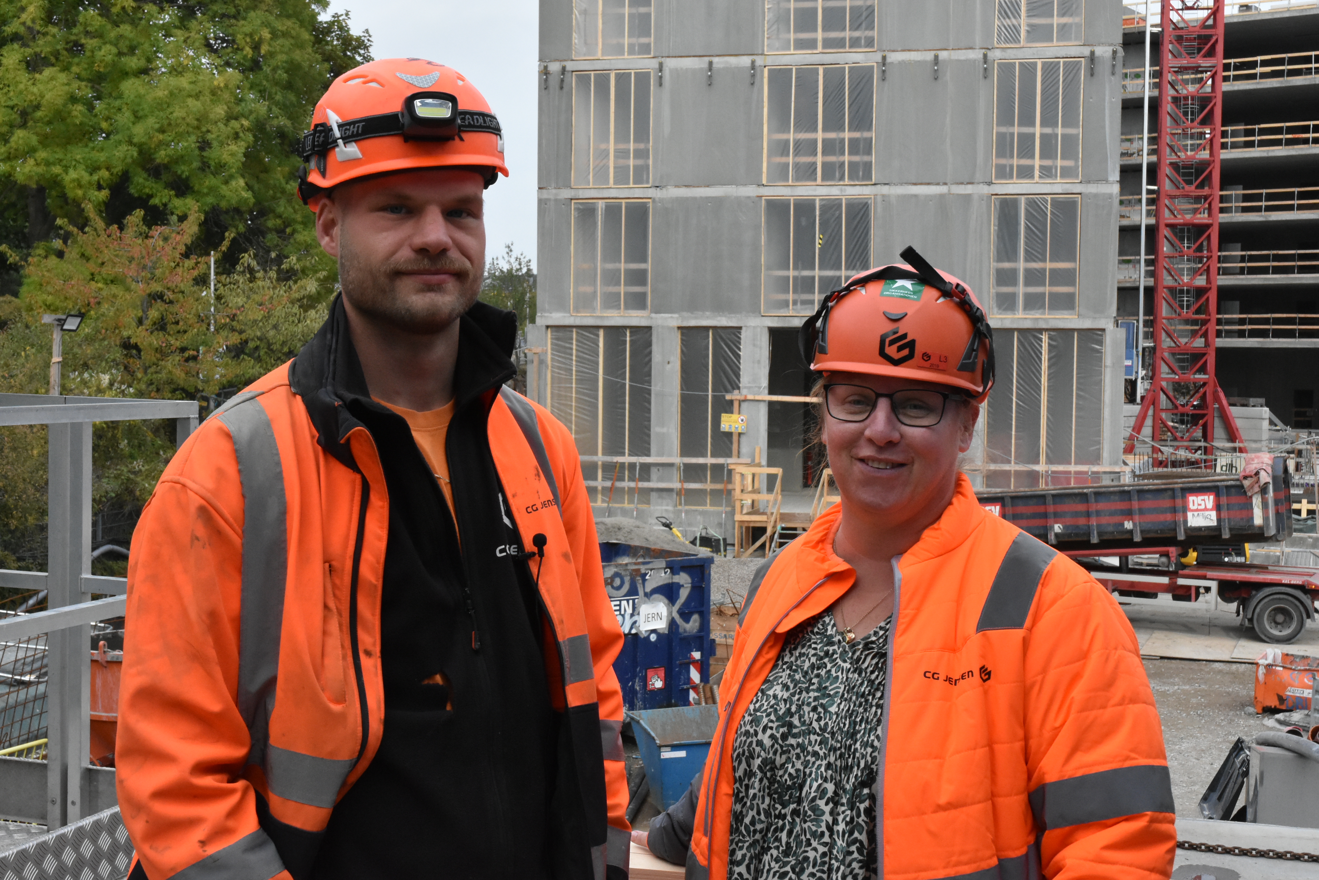 To håndværkere, som er ansat hos virksomheden CG Jensen, er på en byggeplads